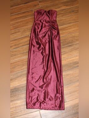 David’s Bridal Strapless Burgundy Satin Ruched Formal Gown | Size 2